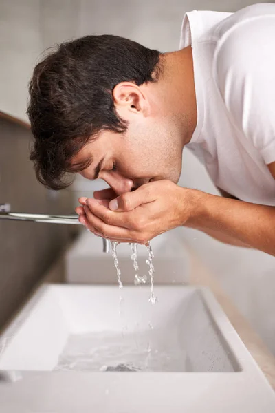 Temizlik Yüzü Sağlık Için Banyoda Yıkanan Adam Yüz Bakımı Evde — Stok fotoğraf