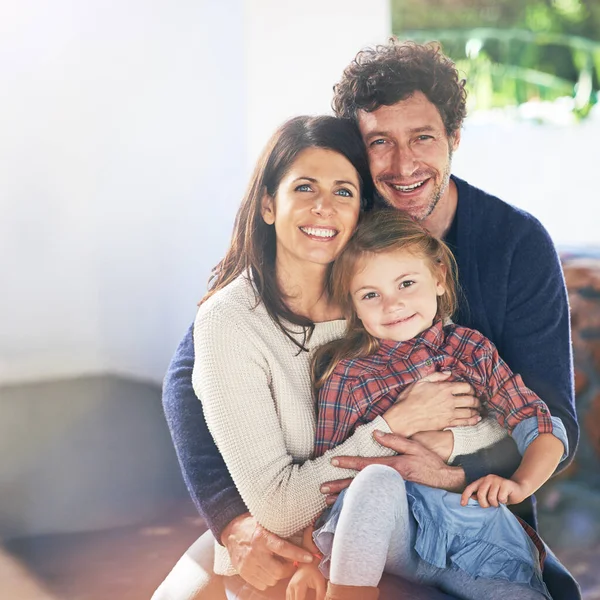 Mutlu Aile Kucaklaşması Portrede Anne Babayla Bahçede Rahatlamak Çocuklu Sevgi — Stok fotoğraf
