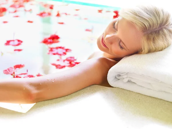 Relax Spa Flowers Woman Bath Skincare Aromatherapy Tropical Vacation Bali — Fotografia de Stock