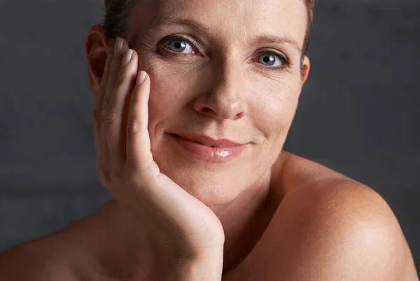Portret Glimlach Volwassen Vrouw Met Huidverzorging Make Dermatologie Tegen Studioachtergrond — Stockfoto