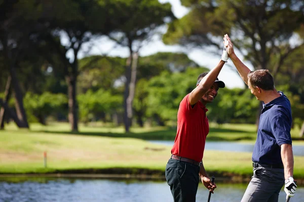 Bien Joué Deux Golfeurs Félicitant Avec Cinq Élevé — Photo