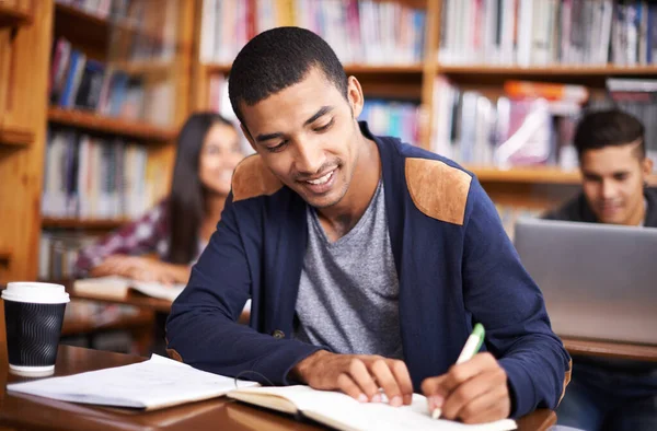 Estude Escreva Sorria Com Homem Biblioteca Para Teste Educação Pesquisa — Fotografia de Stock