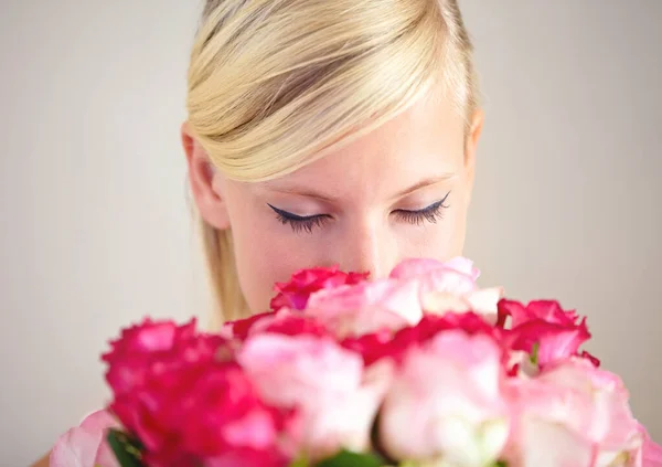 Luktar Romantik Och Kvinna Med Blommor Som Gåva Isolerad Grå — Stockfoto