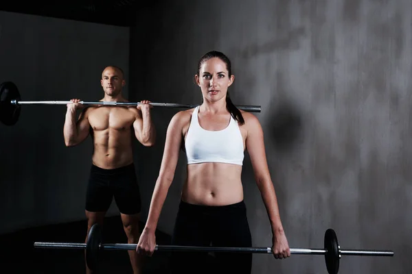フィットネス ボディビルディング ジムでのワークアウトのためのバーベル付きの人々と重量挙げ 強烈な強さ 筋肉やトレーニングのためのフィット感 アクティブで強い女性と男のリフティング重量の肖像画 — ストック写真