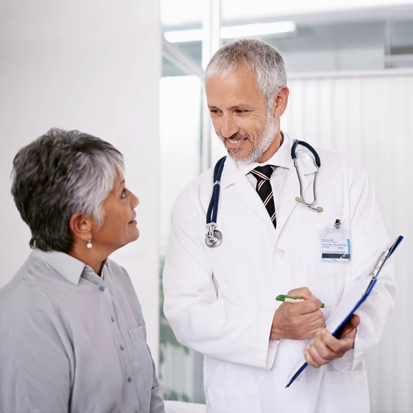 Älterer Arzt Mit Patient Klemmbrett Für Informationen Und Medizinische Formulare — Stockfoto