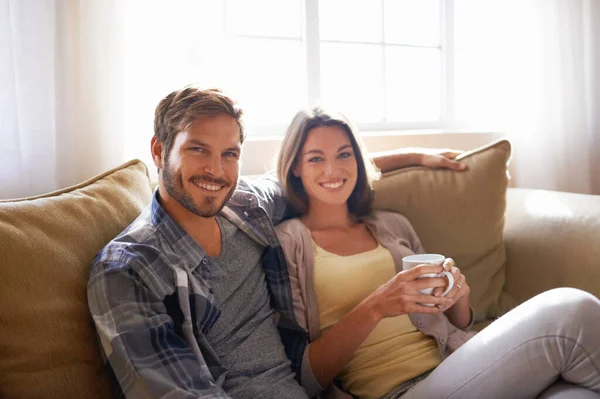 Portrait Kaffee Und Paar Entspannen Oder Lächeln Auf Einer Couch — Stockfoto