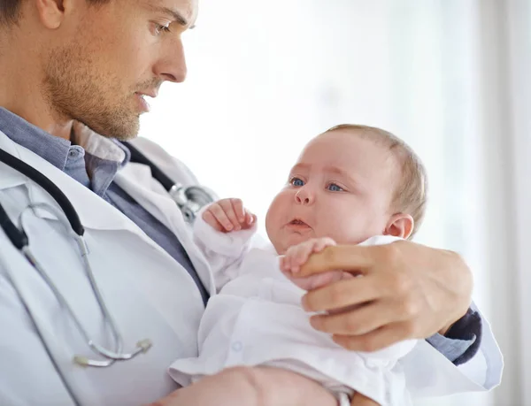 Dokter Zieke Verdrietige Baby Kliniek Voor Beoordeling Van Gezondheidszorg Pediatrische — Stockfoto
