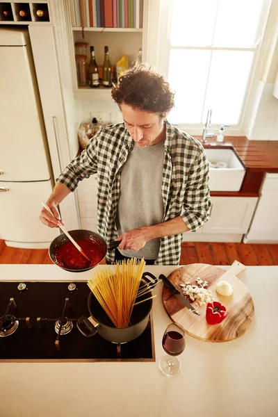 Espaguetis Cocinar Por Encima Del Hombre Cocina Con Dieta Vegana —  Fotos de Stock