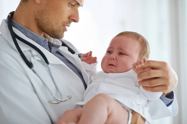 Γιατρός Παιδίατρος Και Μωρό Που Κλαίει Στην Κλινική Για Ιατρική — Φωτογραφία Αρχείου