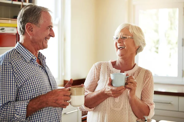 Αστεία Καφέ Ηλικιωμένο Ζευγάρι Γελώντας Στην Κουζίνα Στο Σπίτι Συγκόλληση — Φωτογραφία Αρχείου
