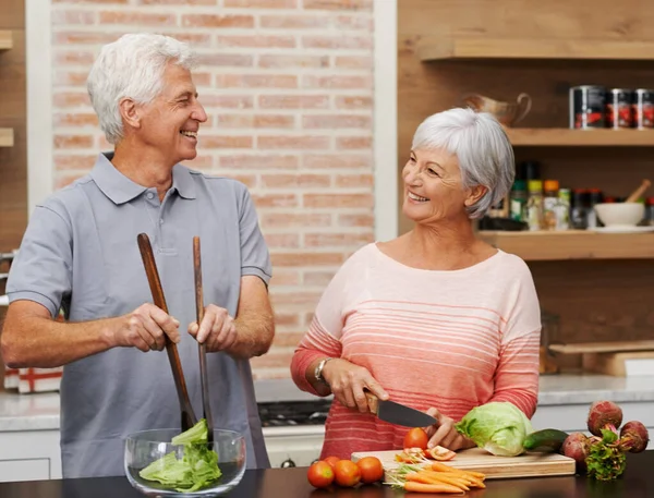 在厨房里为老两口做饭 为他们的健康和幸福提供沙拉 爱和营养 微笑和退休 老年男女在家里切蔬菜当食物 晚餐和菜谱 — 图库照片