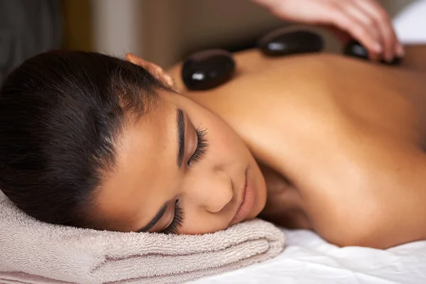 Masaje Mujer Manos Espalda Con Rocas Spa Para Relajarse Para —  Fotos de Stock