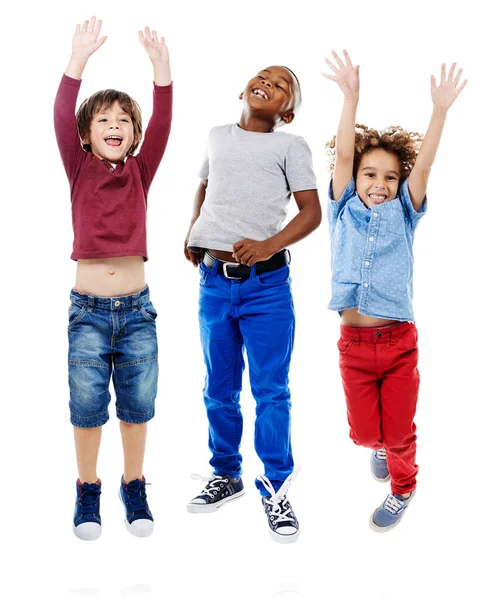 학생들은 다양성 놀이를 스튜디오에 아이들의 점프와 초상을 장난기있고 에너지로 배경에 — 스톡 사진