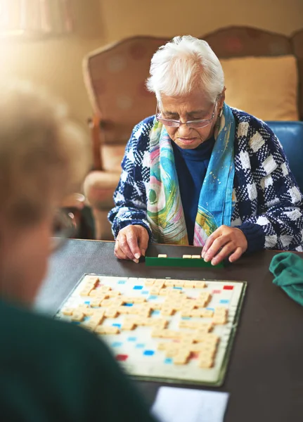 Bordspel Senior Vrouwen Verpleeghuis Vriendschap Oude Mensen Denken Spelletjes Spelen — Stockfoto