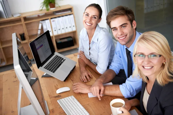Retrato Trabalho Equipe Pessoas Negócios Felizes Trabalhando Mesa Computador Planejamento — Fotografia de Stock