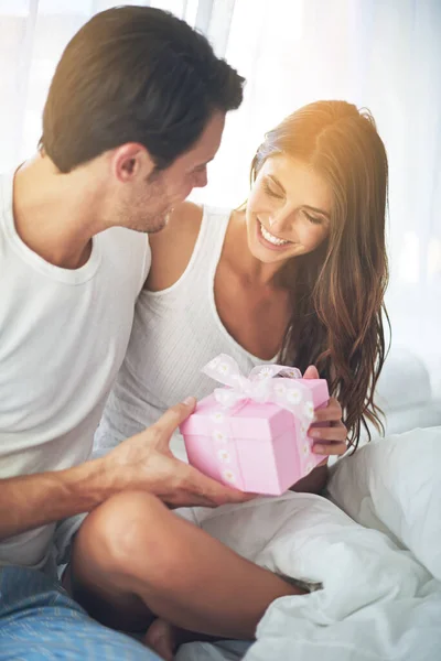 Mężczyzna Daje Kobiecie Pudełko Prezentów Miłości Szczęśliwy Partnerstwa Związku Świętowania — Zdjęcie stockowe