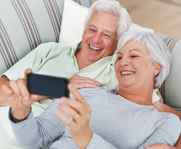 Senior Feliz Pareja Relajarse Para Selfie Sofá Sala Estar Con — Foto de Stock