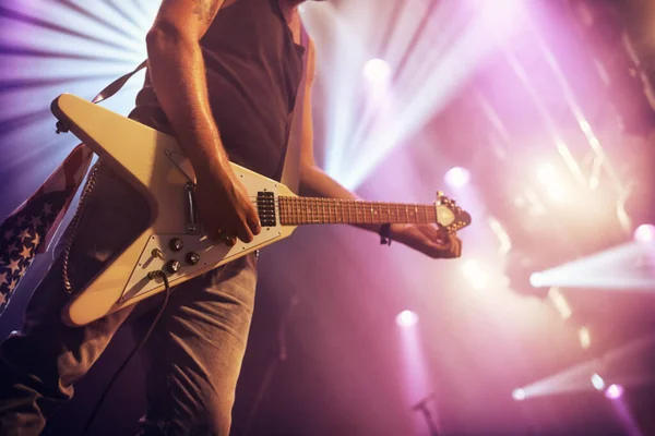 Gitara Człowiek Wykonanie Koncert Rock Lub Śpiew Imprezie Imprezy Lub — Zdjęcie stockowe