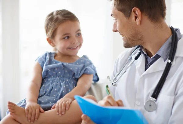 Glücklich Kinder Und Kinderarzt Schreiben Klinik Für Gesundheitsberatung Wellness Beratung — Stockfoto