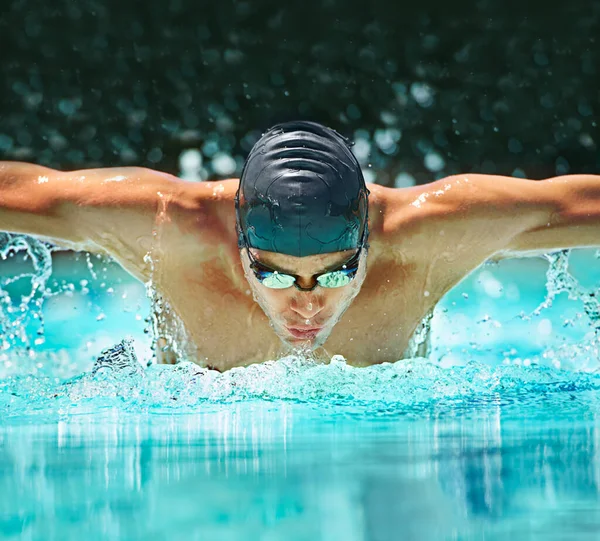 运动和训练与男子在游泳池比赛 锻炼和能量 男子游泳运动员的强壮 健康和有氧运动 以及运动员 锦标赛和比赛的练习 — 图库照片