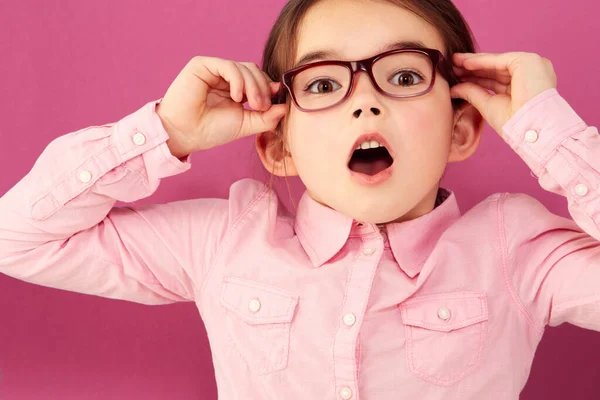Πορτρέτο Σοκαρισμένο Και Κορίτσι Γυαλιά Στο Στούντιο Απομονωμένο Ροζ Φόντο — Φωτογραφία Αρχείου