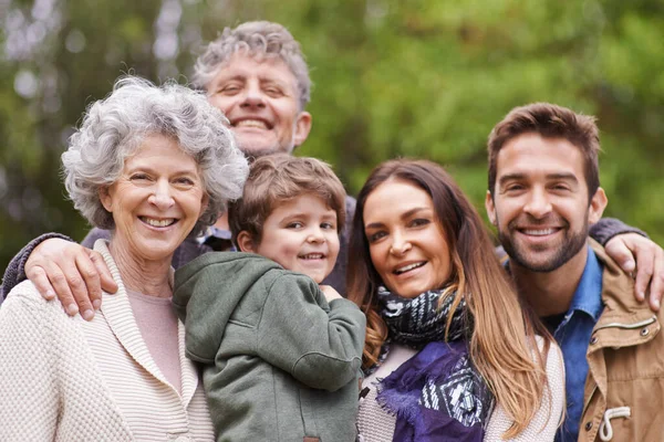 Stor Familj Glada Och Morföräldrar Eller Föräldrar Med Barn Park — Stockfoto