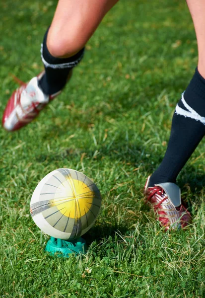 Rugby Vuruşu Ayaklar Dışarıda Spor Topu Olan Bir Adam Oyun — Stok fotoğraf