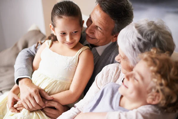Sonríe Ama Feliz Abuelos Con Hijos Abrazan Para Abrazar Cuidado —  Fotos de Stock