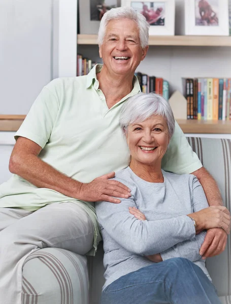 老两口 在客厅里的肖像画和微笑 关怀和美好的时光在一起 面对快乐的老年男子 老年妇女 享受退休 赡养和放松的关系 — 图库照片