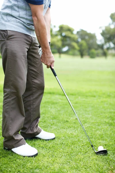Oyununu Başlatmaya Hazır Golf Sahasında Golf Oynayan Bir Adamın Görüntüsü — Stok fotoğraf