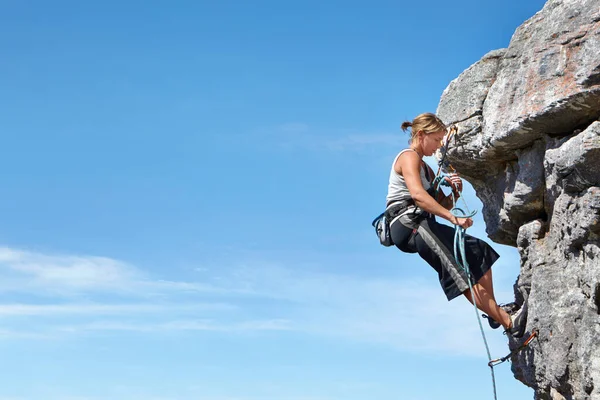 Escalada Céu Azul Liberdade Com Mulher Penhasco Montanha Para Aventura — Fotografia de Stock