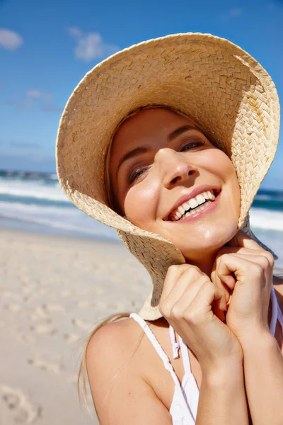 Diversão Praia Retrato Uma Jovem Sorridente Chapéu Sol Desfrutando Dia — Fotografia de Stock