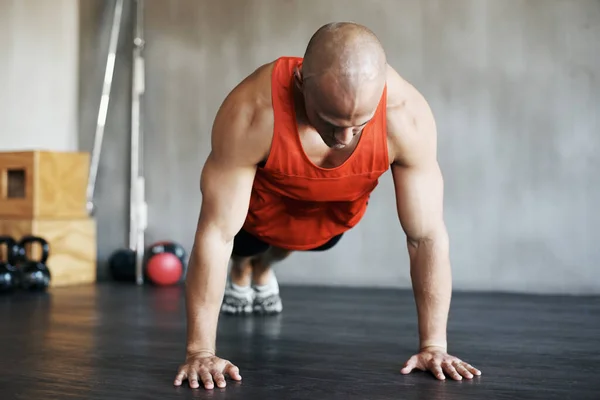 Entrenamiento Fitness Hombre Musculoso Fuerte Haciendo Empujar Hacia Arriba Para —  Fotos de Stock