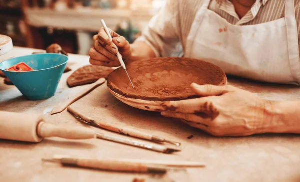 当粘土是你的媒介时 可能性是无穷无尽的 在陶器作坊工作的难以辨认的工匠 — 图库照片
