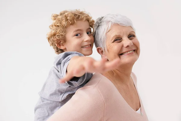 肖像画 背靠背或快乐的祖母 带着顽皮的孩子 或笑着拥抱或带着爱心笑着 像一家人一样 男孩或有趣的老年祖母在退休时放松 粘合或玩耍 — 图库照片