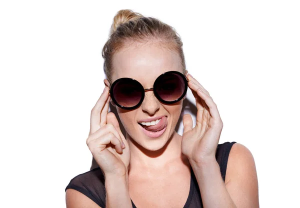 Retrato Língua Para Fora Óculos Sol Mulher Moda Para Moda — Fotografia de Stock