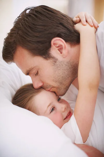 Meleğine Iyi Geceler Öpücüğü Veriyor Bir Baba Kızını Yatağa Yatırıp — Stok fotoğraf