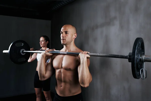 ジムでの激しいトレーニング 運動やボディービルのためのバーベル付き重量挙げでフィットネス 人々やパーソナルトレーナー フィット感 アクティブと強い男のコーチング女性は筋肉の利益のために体重を持ち上げる — ストック写真