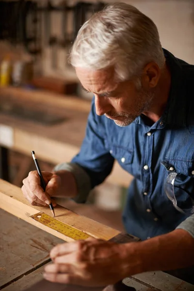定規やデザイナー家具製造ワークショップを持つ男 創造性 中小企業やフォーカス 持続可能な木材プロジェクトデザインを計画するプロの大工 — ストック写真
