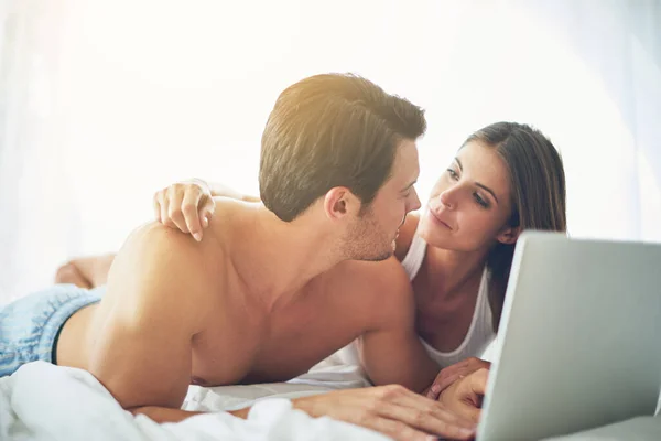 Paar Mit Laptop Streaming Film Und Entspannen Sie Sich Hause — Stockfoto