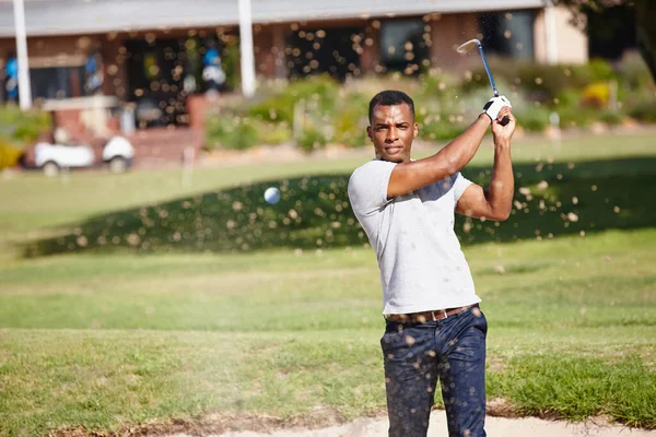 Mükemmel Atış Golf Oynayan Yakışıklı Bir Genç Adam — Stok fotoğraf