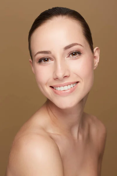 Portret Glimlach Vrouw Met Dermatologie Cosmetica Schoonheid Tegen Een Bruine — Stockfoto