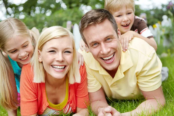 Samen Ontspannen Gelukkig Jong Familie Liggend Samen Het Gras Thuis — Stockfoto