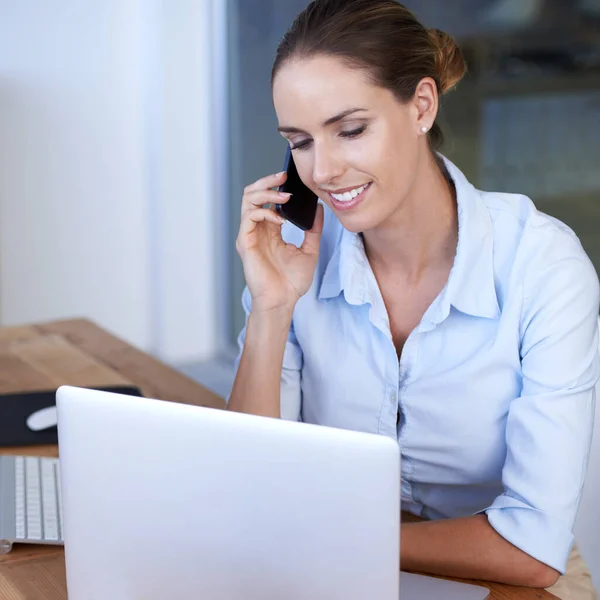 Llamada Telefónica Mujer Laptop Para Consultoría Empresarial Planificación Comunicación Mujer — Foto de Stock