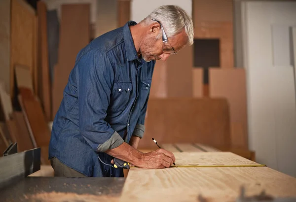 Carpinteiro Oficina Medição Homem Com Lápis Fita Métrica Fabricação Móveis — Fotografia de Stock