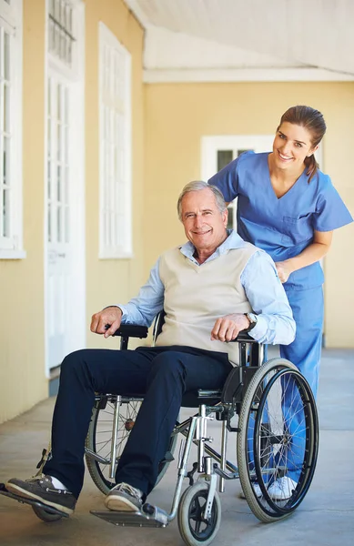 在医院诊所帮助老年病人获得信任或支持的画像 护士或坐在轮椅上的快乐老人 与残疾长者交谈的快乐 微笑或医护照顾者 — 图库照片