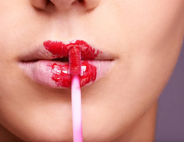 Primer Plano Los Labios Mujer Lápiz Labial Rojo Cepillo Maquillaje — Foto de Stock