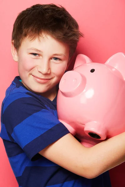 Menino Feliz Sorriso Retrato Porquinho Banco Para Investimento Poupanças Moedas — Fotografia de Stock