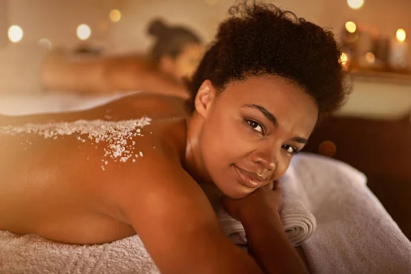 Sal Aplicación Spa Retrato Mujer Negra Cliente Hotel Con Mentira —  Fotos de Stock