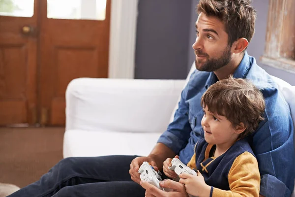 Βιντεοπαιχνίδια Πατέρας Και Γιος Έναν Καναπέ Ψυχαγωγία Και Χαλαρώσετε Στο — Φωτογραφία Αρχείου